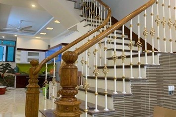 Lan can hoa sắt. Tay vịn gỗ