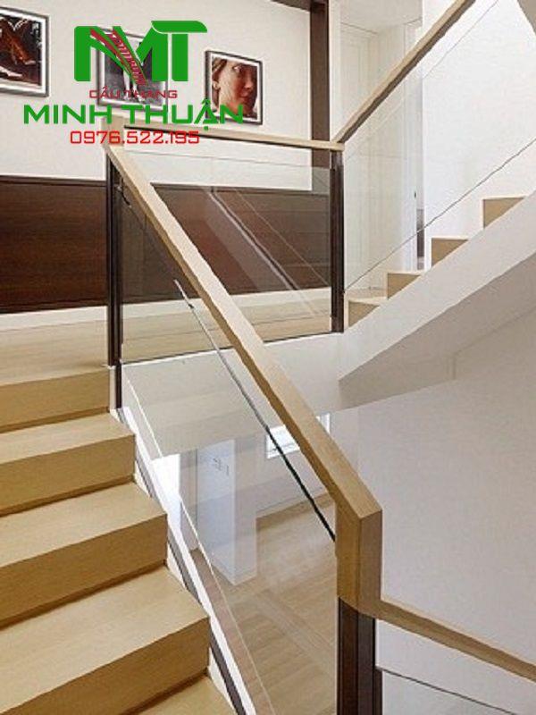 Cầu thang kính củ pad tay vịn gỗ Lim Nam Phi
