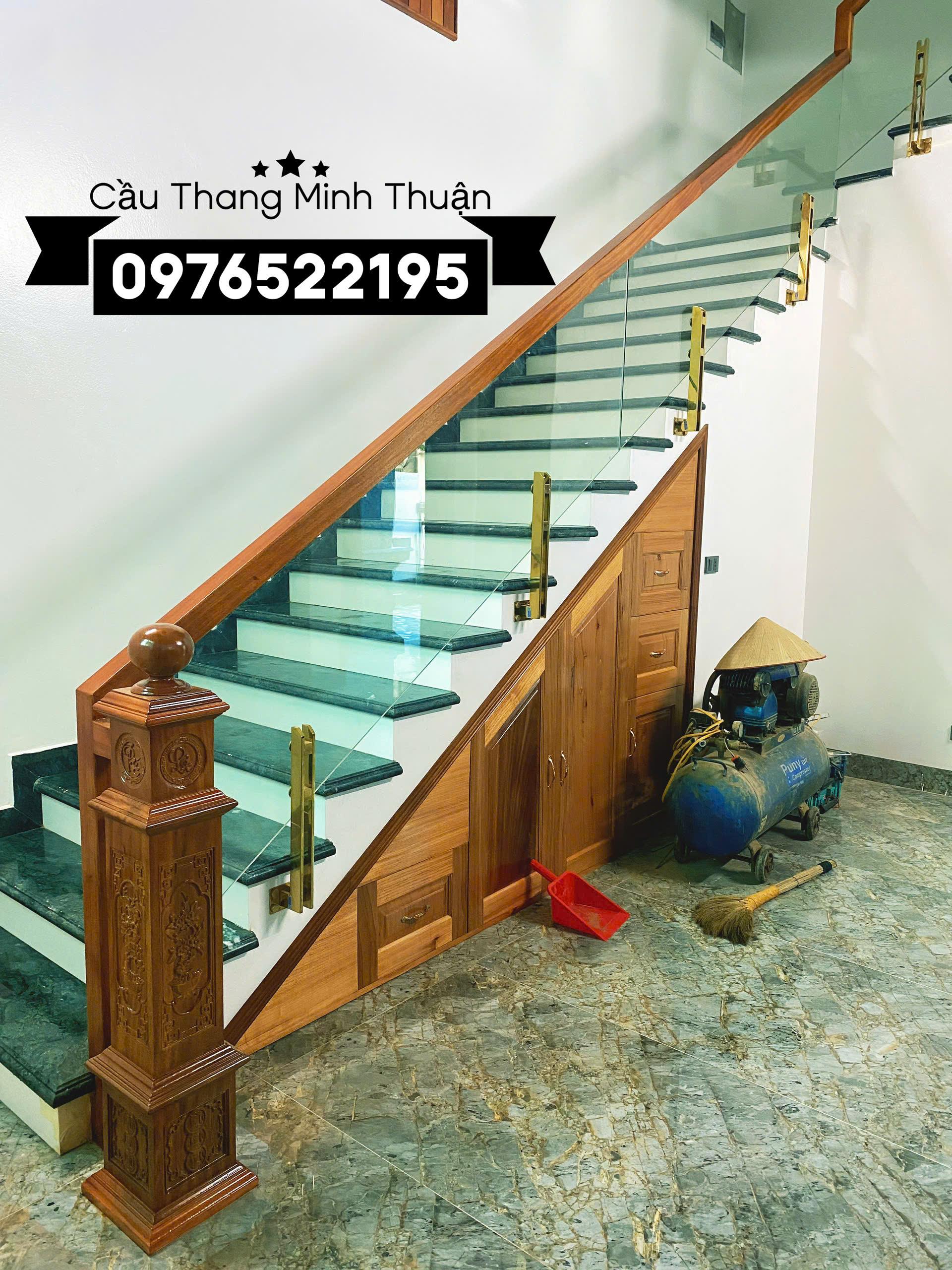 Hoàn thiện cầu thang kính cường lực - tay vịn gỗ Lim nam phi - tay bắt inox 304