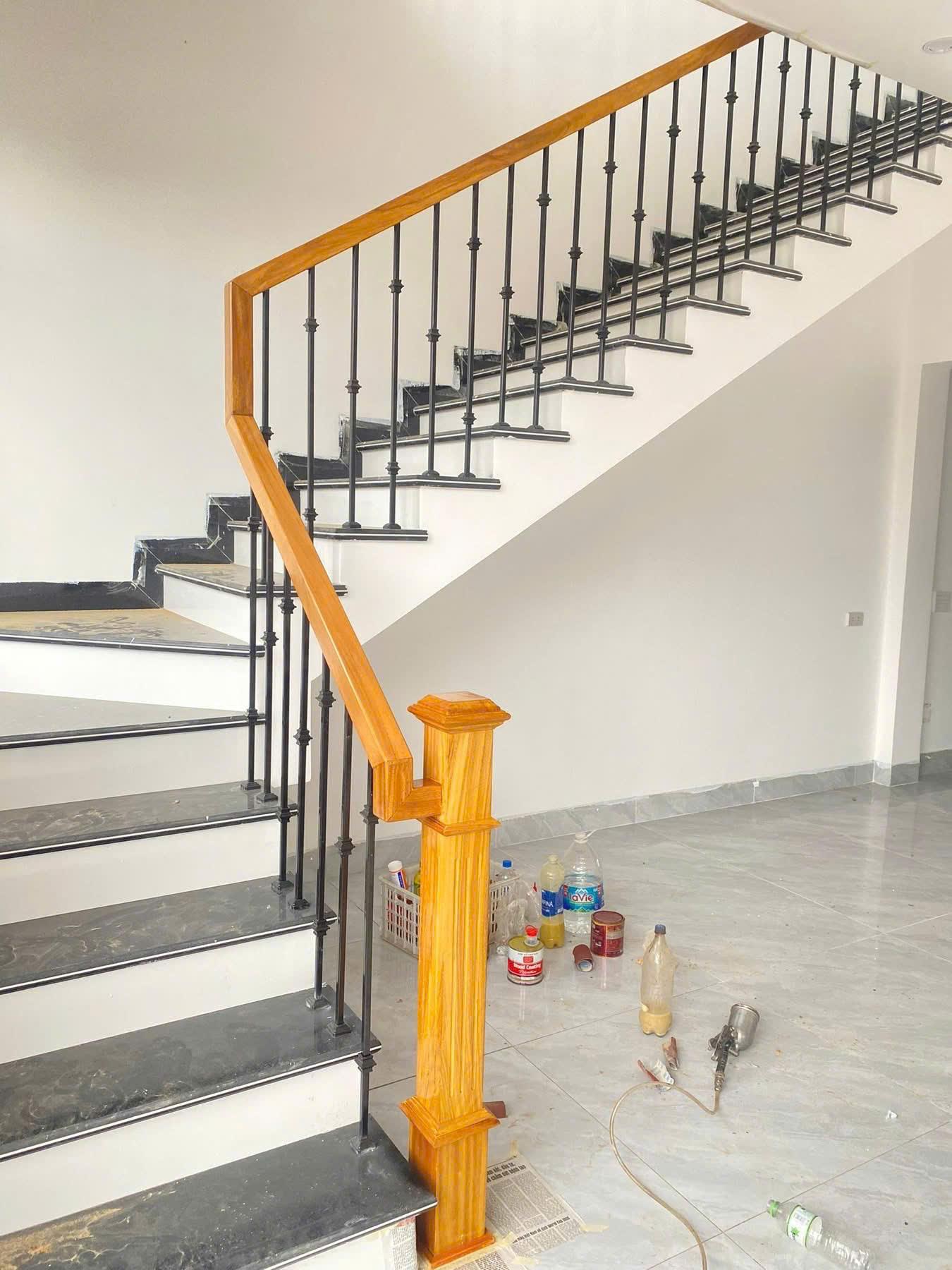 Thi công Cầu thang sắt tay vịn gỗ