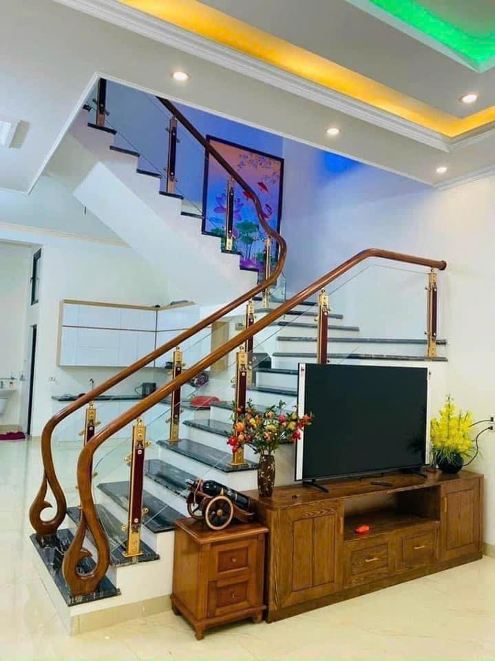 Cầu thang kính chân nhôm hợp kim. Tay vịn gỗ