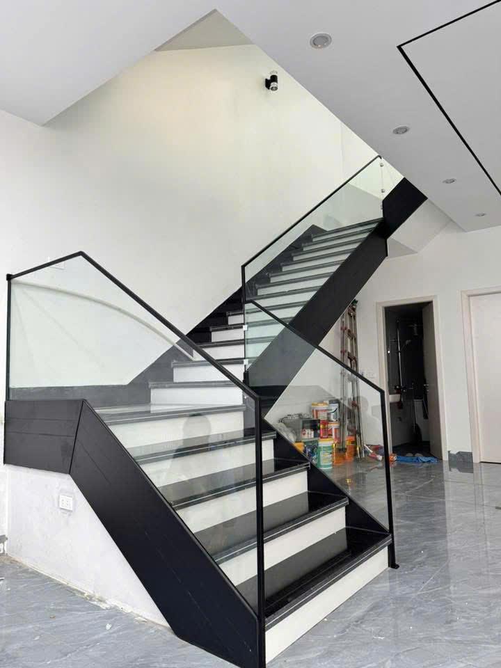 Thi công Cầu thang kính cường lực - tay vịn gỗ
