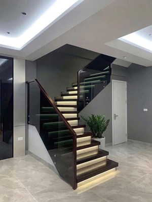 Cầu thang kính đẹp 40