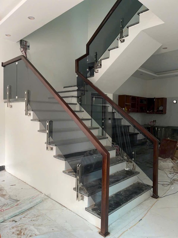Cầu thang kính đẹp 35