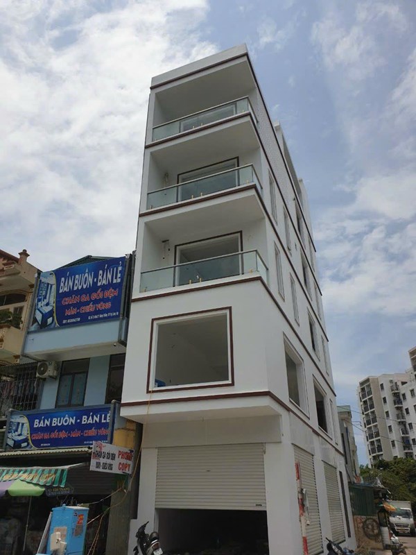 Mẫu ban công kính đẹp 95