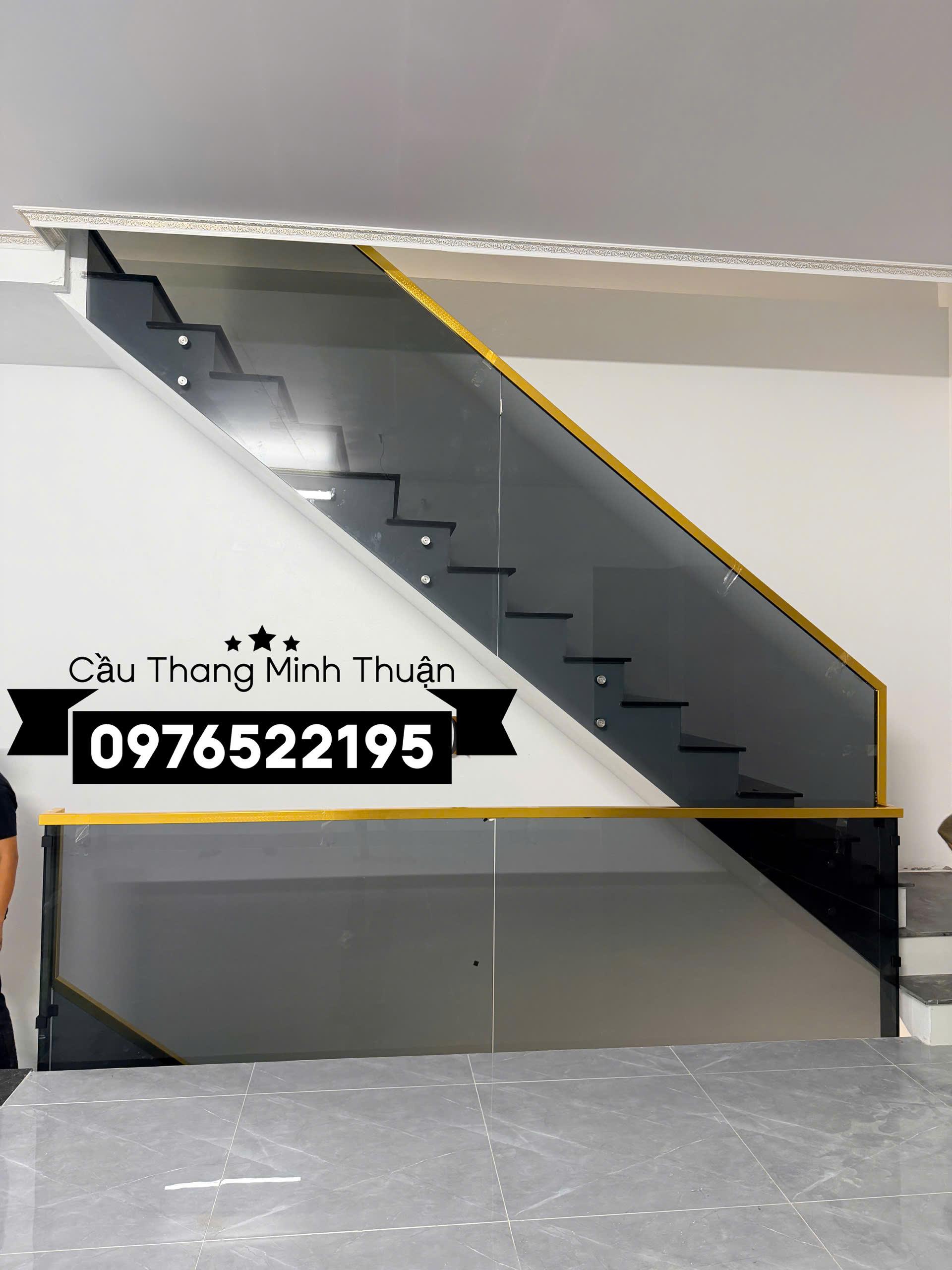 Cầu thang kính đẹp 42