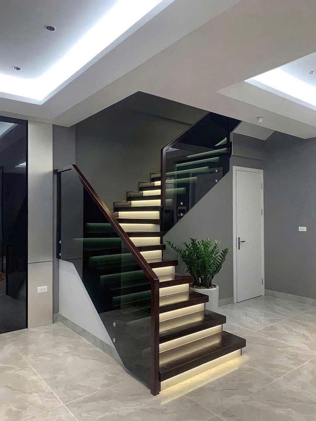 Cầu thang kính đẹp 40