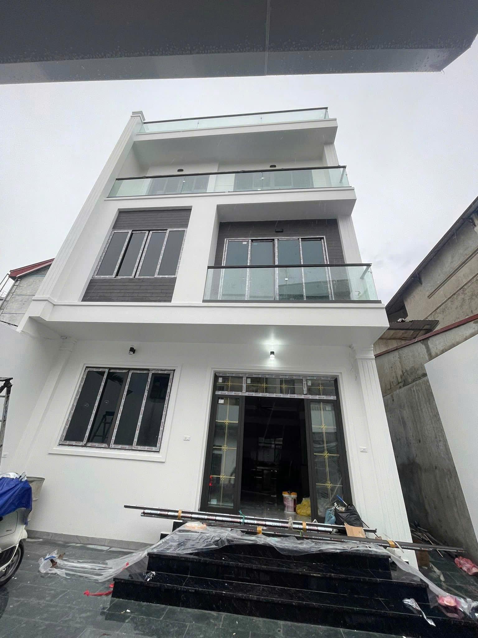Mẫu ban công kính đẹp 97