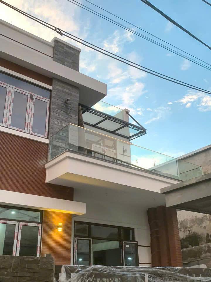 Mẫu ban công kính đẹp 89