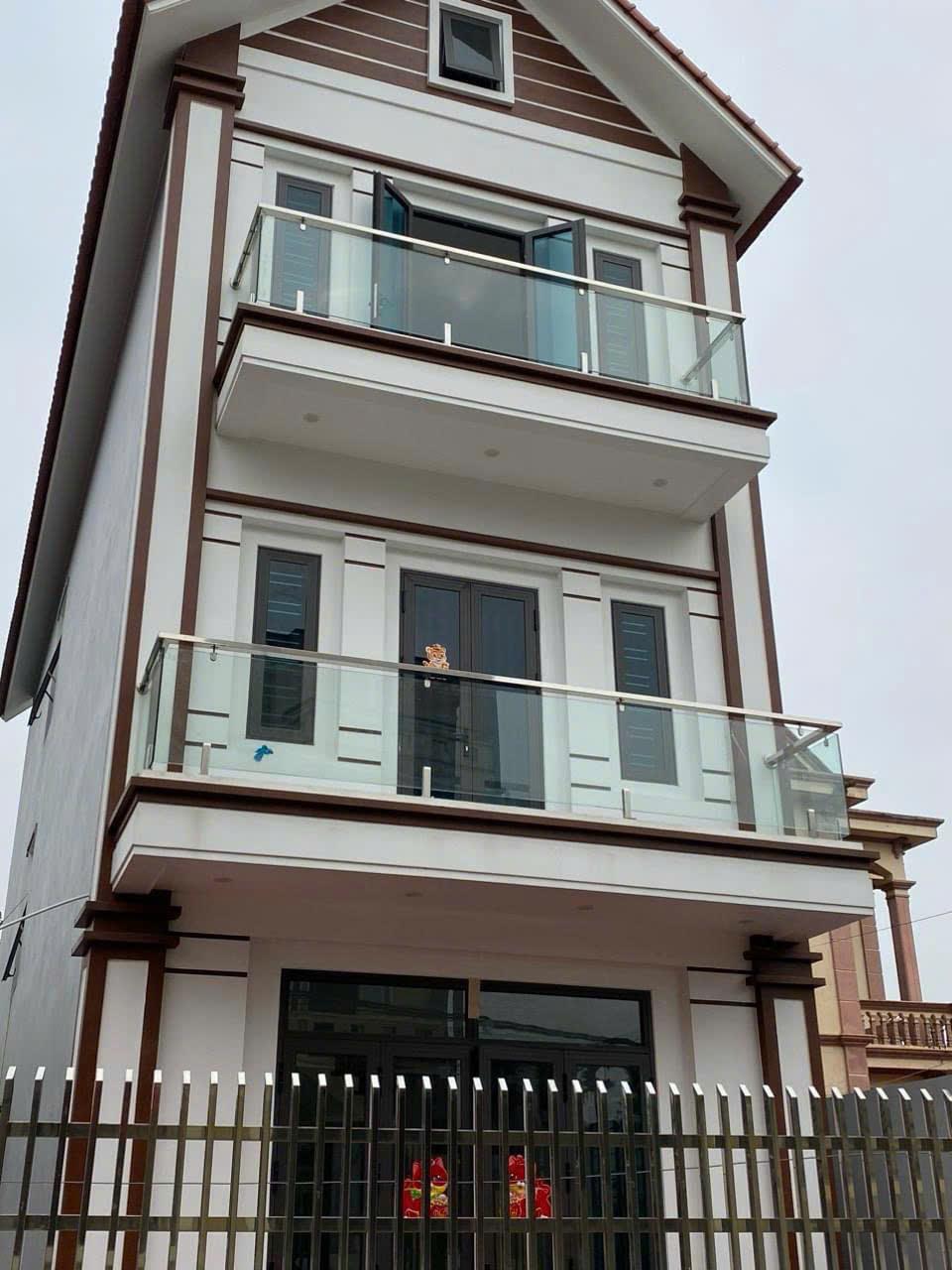 Mẫu ban công kính đẹp 91