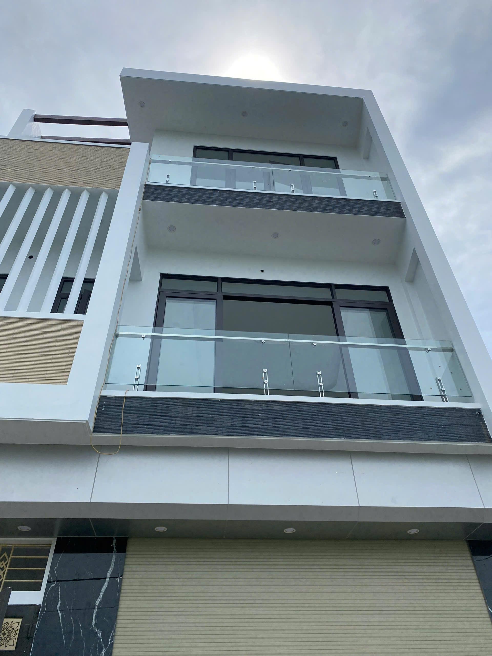 Mẫu ban công kính đẹp 92