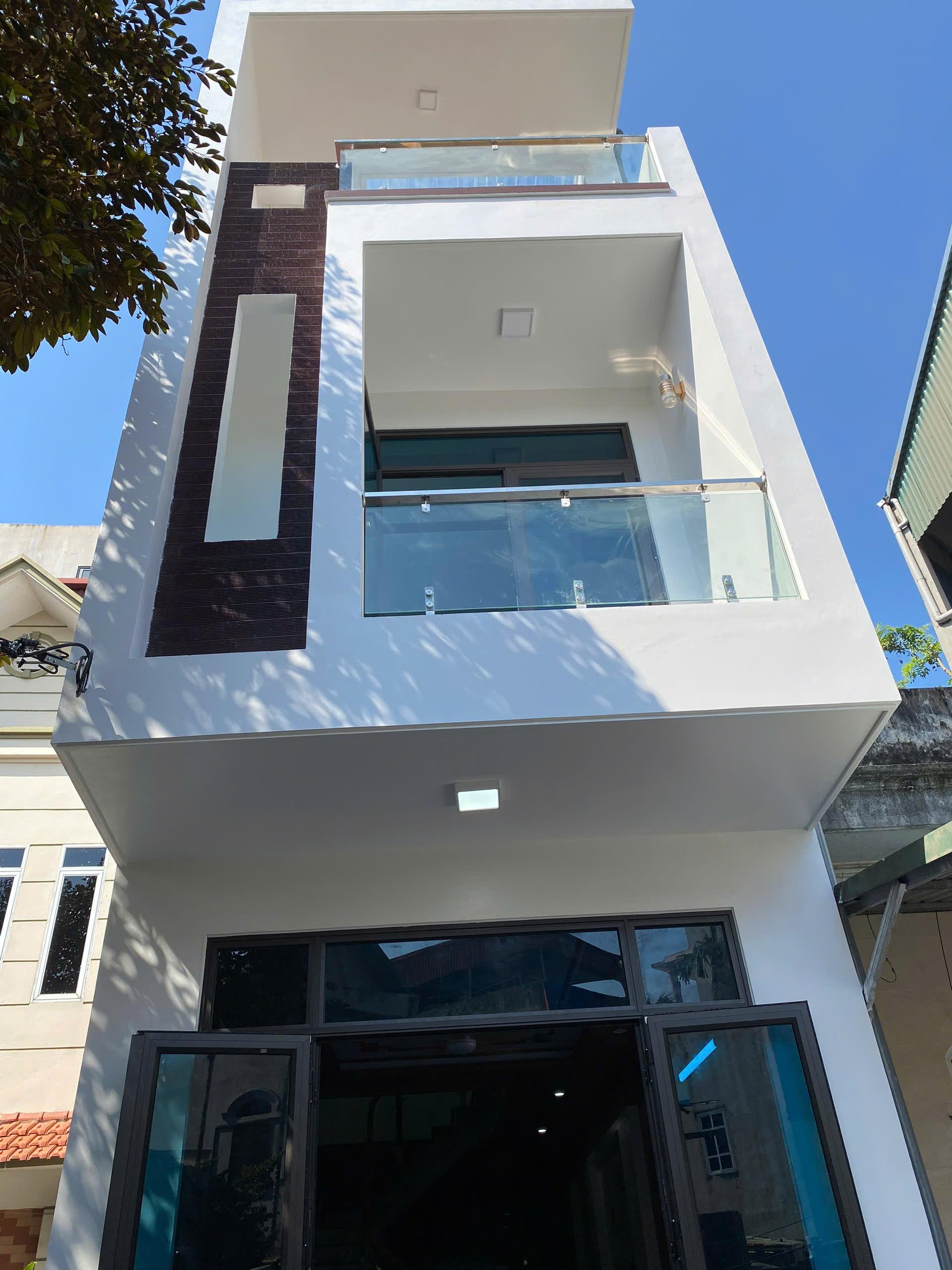 Mẫu ban công kính đẹp 93