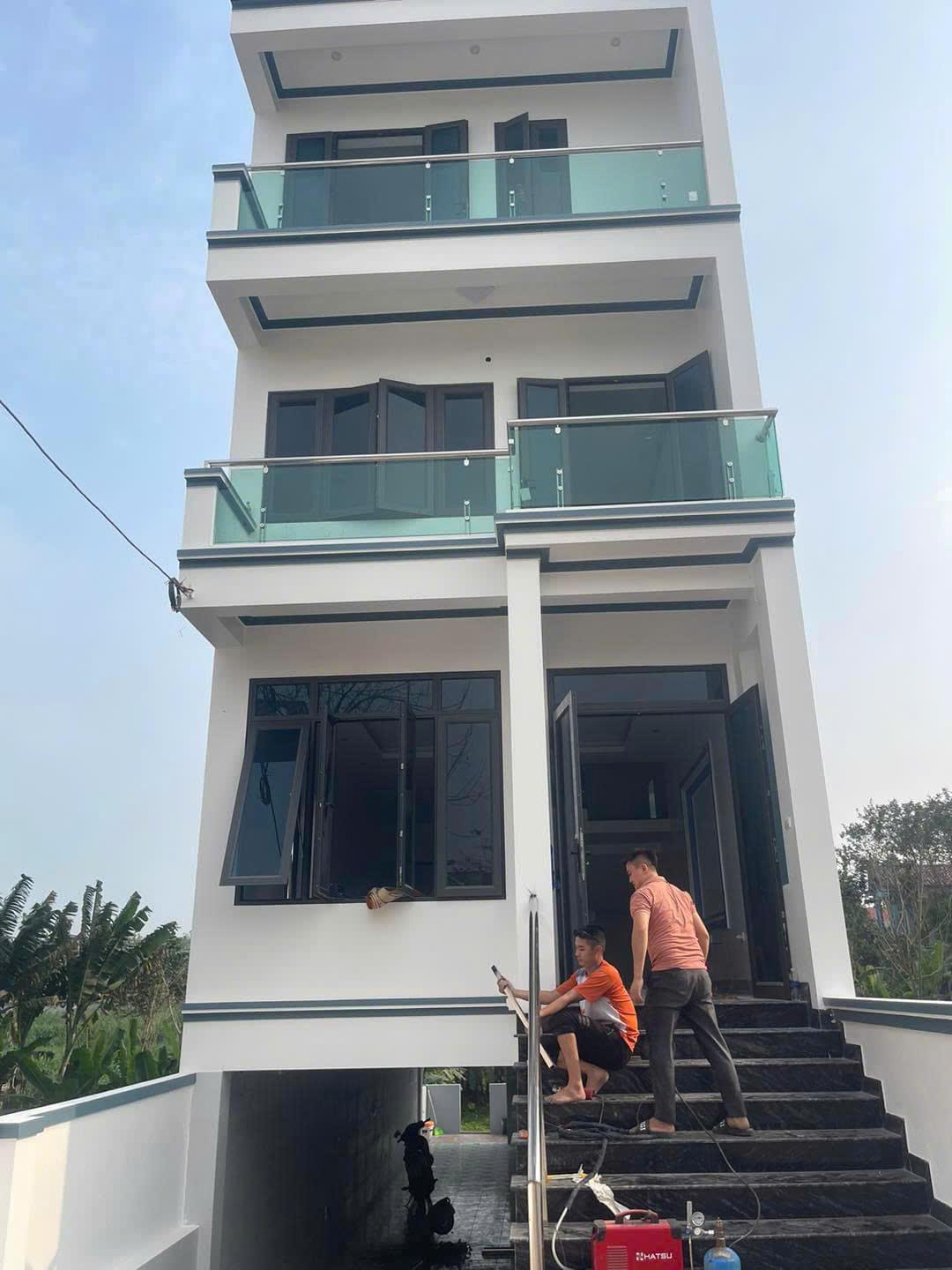Mẫu ban công kính đẹp 96