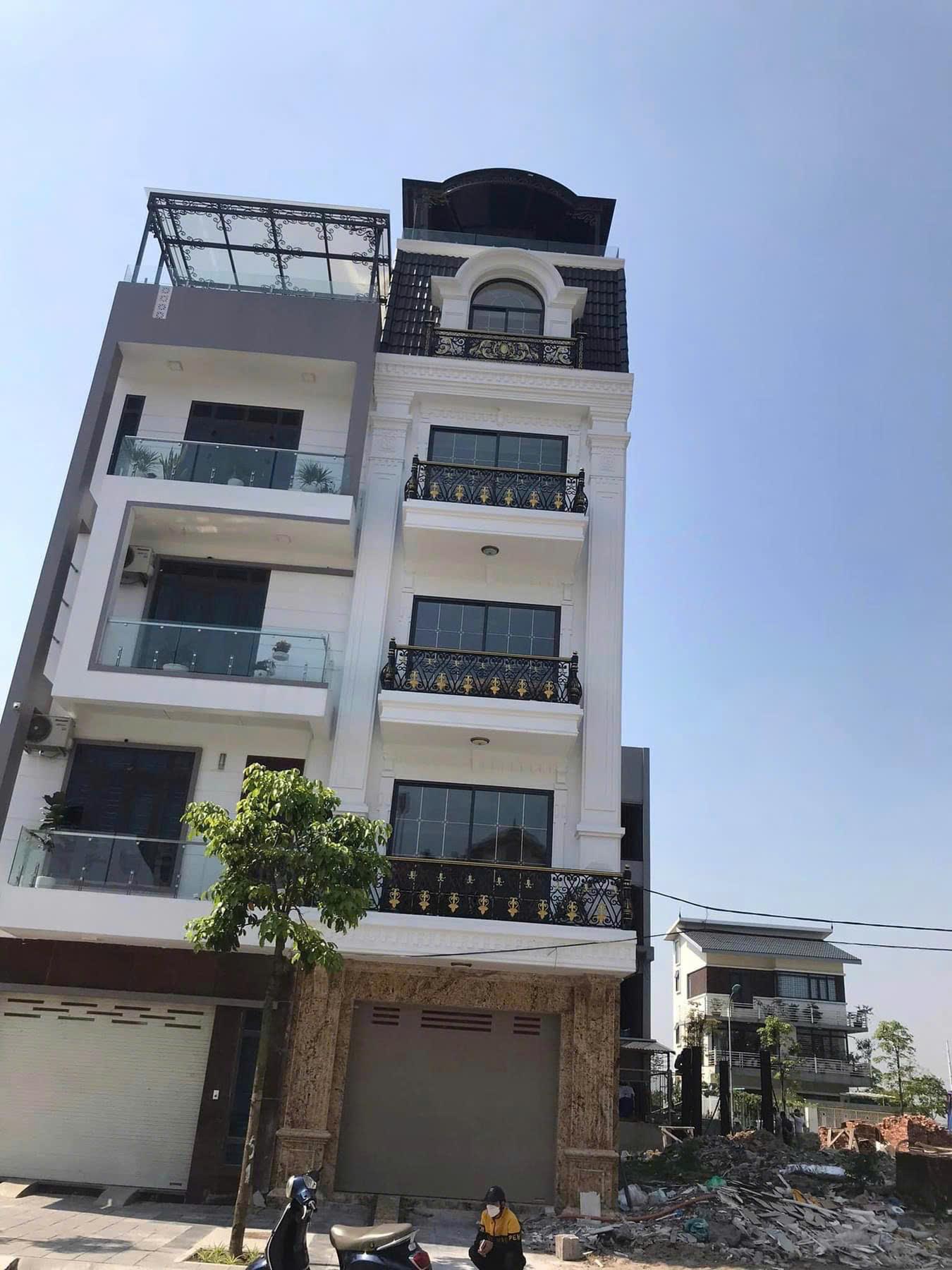 Mẫu ban công kính đẹp 77