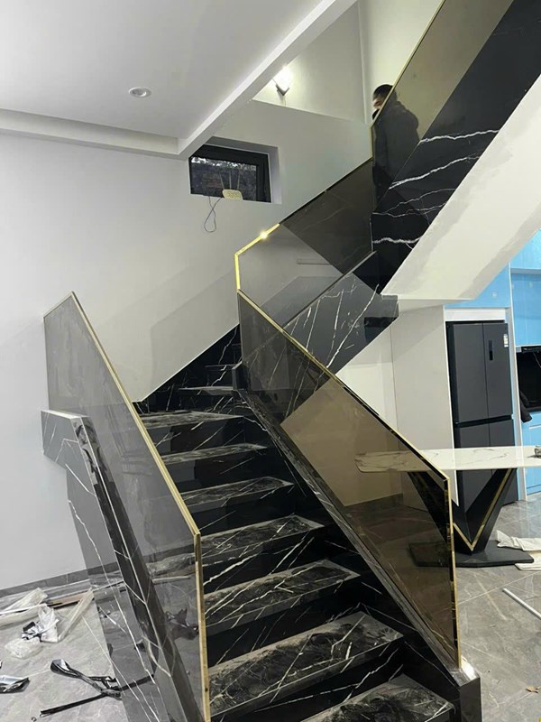 Mẫu cầu thang kính đẹp 156