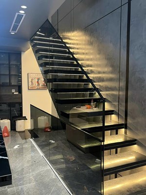 Mẫu cầu thang kính đẹp 158