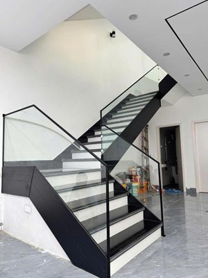 Mẫu cầu thang kính đẹp 155