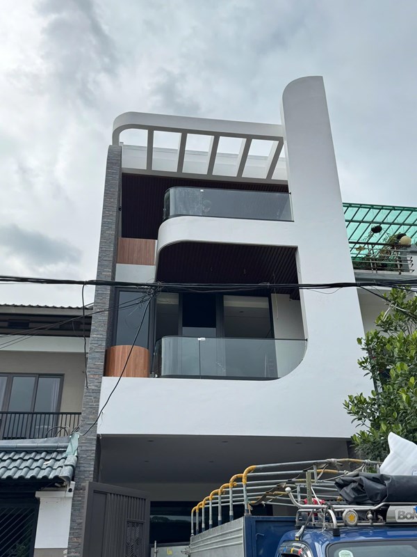 Mẫu ban công kính đẹp 80