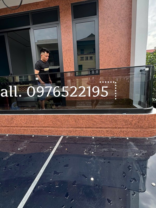 Mẫu ban công kính đẹp 82