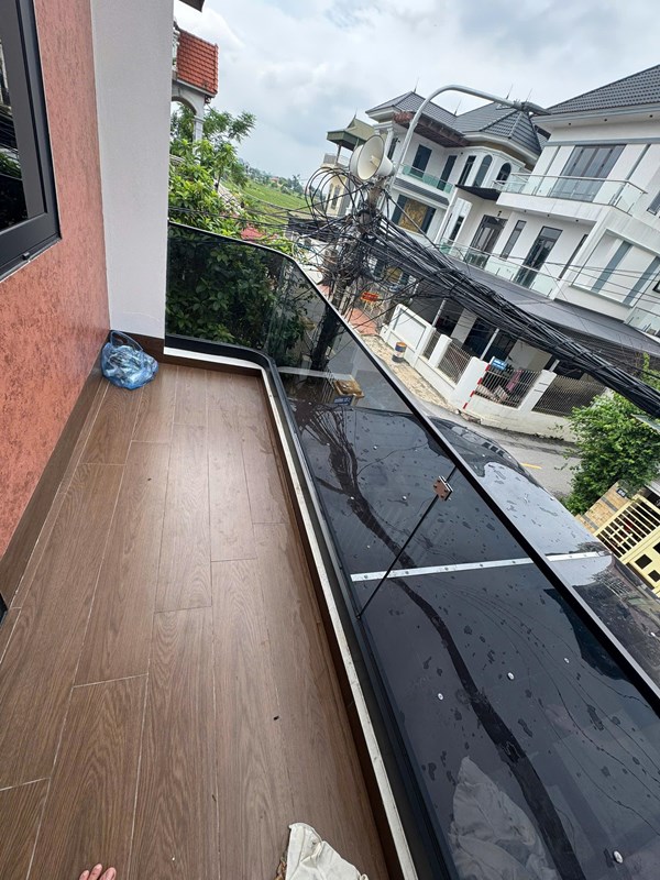 Mẫu ban công kính đẹp 83