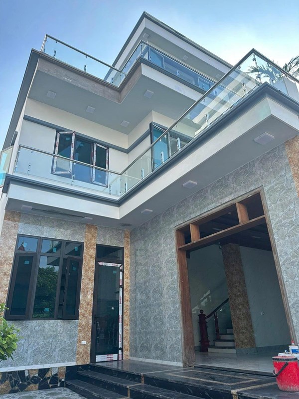 Mẫu ban công kính đẹp 86