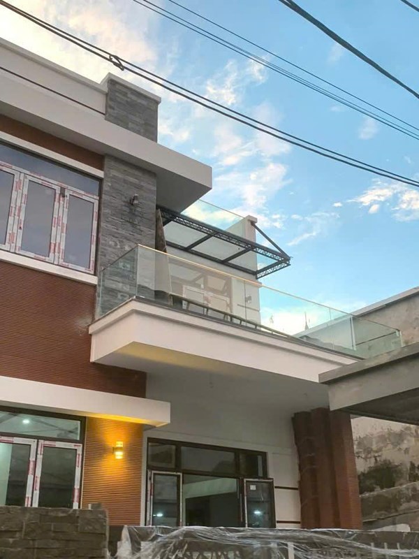 Mẫu ban công kính đẹp 89