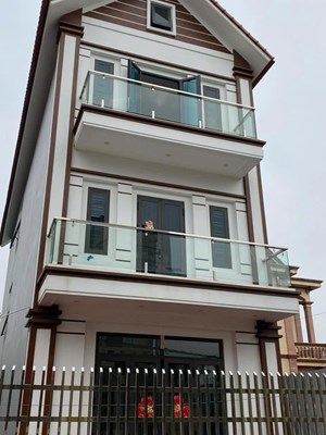 Mẫu ban công kính đẹp 91